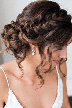 ¡Sí, quiero! 30 recogidos de novia para pelo rizado que amarás¿Estás a punto de casarte? Si aún no tienes decido el peinado de la boda y tienes el pelo rizado, presta mucha atención... Prom Hair Updo, Quinceanera Hairstyles, Quince Hairstyles, Best Wedding Hairstyles, Hair 2018, Short Wedding Hair, Hairstyles For Long Hair