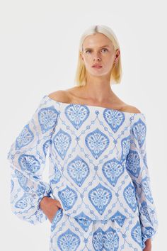 The off-the-shoulder Amalfi Perla top is the perfect summer piece, featuring a light blue and white print inspired by the beautiful Amalfi coast. Complete your look by pairing it with our Amalfi Boxer Short. 67% Polyester 33% Cotton Off the shoulder Model Measurements - Height: 5'11", Bust: 32", Waist 26", Hips 37" Model is wearing a size 4 Blue And White Print, Amalfi Coast, Boxer Shorts, Romper Pants, Knit Jacket, Amalfi, Perfect Summer, Signature Style, Sweater Skirt