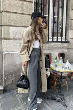 Trench Coat Outfit Fall 2023, Spring Trench Coat Outfit Casual, Trench Coat Street Style 2023, Rome Style Fashion, Summer Trench Coat Outfit, Gabardine Outfit, Rome Winter Outfits, Trench Coat Outfit Aesthetic, Grey Trench Coat Outfit