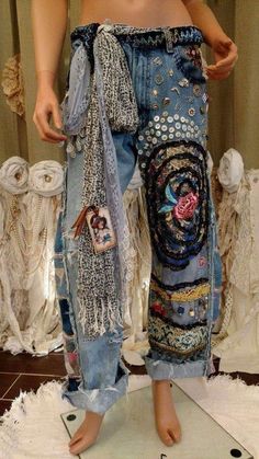 Vestiti In Jeans, Boho Hippie Pants, Jeans With Patches, Style Hippy, Boho Mode, Diy Jeans, Mode Hippie