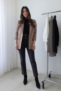 Black Boot Work Outfit, Herringbone Blazer Outfit Women, Black Boots Work Outfit, Black Suede Boots Outfit, Work Outfits Women Winter Office Style, Blazer And Boots Outfit, Outfit Trabajo, Work Outfits Women Winter, Conference Outfit