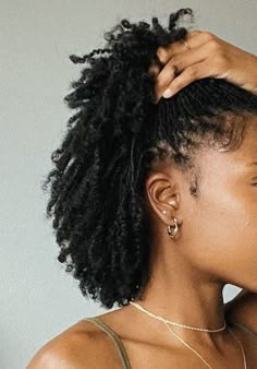 Microlocs or sister locs Extra Small Locs, Short Microlocs, Cabello Afro Natural, Micro Locs, Sister Locs, Loc Inspiration, Short Locs, Short Locs Hairstyles, Hair Twist Styles