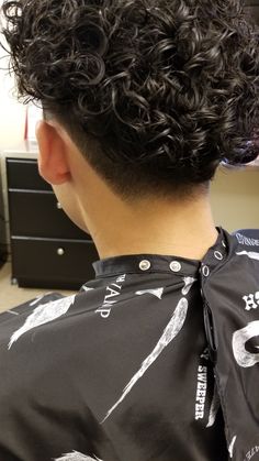 Curly Hair With Low Taper, 3b Curly Hair Men Haircuts, Long Curly Hair Taper, 3a Mens Haircut, Tight Curly Hair, V Shaped Haircut, Mexican Hairstyles