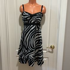 Whbm Silk Burnout Zebra Print Fit N Flare Cocktail Sundress Size 2 $220 Nwt New With Tags Black White Champagne Textured And Timeless Burnout Detailed Dress In Animal Print Style And Neutral Hues. Embellished Beaded Waistband, Double Straps And Layered Chiffon Along The Neckline Bring Feminine Touches. Fit And Flare Silhouette. Surplice Neckline. Double Layered Hemline. Silicon Along The Back For Non-Slip Wear. Invisible Zipper At Center Back With Hook And Eye Closure. Bead Embellished Waistband Black And White Midi Dress For Evening, Black And White Mini Dress For Evening, Black And White Dresses For Night Out, Black And White Dresses For A Night Out, Black And White Dress For Night Out, Black And White Midi Length Dress, Animal Print Style, Detailed Dress, White Champagne