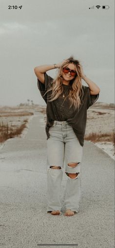 Water Slide Outfit, Boho Style Outfits Over 30, Easy Boho Outfits Casual, Casual Hot Day Outfit Summer Comfy, Boho Western Outfits Midsize, Boho Tshirt Outfits, Western Minimalist Outfits, 30 Yo Woman Outfit, Midsize Summer Vacation Outfits