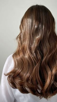 How to get soft, bouncy and healthy hair! Don’t miss out on this amazing deal! Get 15% off haircare, hair tools & hair accessories with code REBECCA15! #hair#haircare#hairstyle#hairoil#blowout#longhair#haircolor#90shair#model#blondehair#brownhair#gold#aesthetic#pinterest#oldmoney#ootd#ootn#fashion#fallfashion#loungewear#photoshoot#photography#inspo#instagram#insta#lifestyle#healthylifestyle#girl#woman#beauty#beautiful#haircut#silkyhair#workout#weightloss#instafood#interior#design#love#chanel Soft Healthy Hair, Chestnut Hair, Glossy Hair, روتين العناية بالبشرة, Hair Inspiration Color