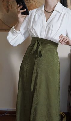 A simple everyday skirt in an elegant olive green, this Tang Dynasty skirt can be styled in endless ways! Features a small green rose pattern, the Holding the Moon 上揽月 10 Panel Skirt is a comfortable and easy to wear piece. Constructed like a Poqun (破裙, "broken" skirt) made up of 10 large trapezoidal pieces of fabric, sewn together to create a flowing skirt with an impressive swing radius. The Poqun 破裙 was worn throughout many of China's early dynasties, making this a versatile piece for multipl Impressive Outfits, Olive Outfit, Holding The Moon, Sleeveless Top Outfit, Hedda Gabler, Everyday Skirt, Traditional Skirts, Everyday Skirts, Panel Skirt