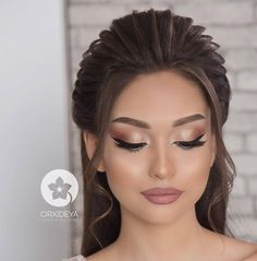 Orxideya Beauty Make Up, Beige Makeup Looks, Bride Makeup Asian, Glamorous Wedding Hair, Maquillage Yeux Cut Crease, Bridal Hair Buns