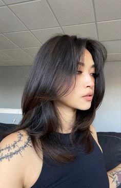 Long Layers Haircut Short Length, Medium Length Hair With Curtain Bangs Asian, Medium Length Hairstyles Round Face, Layers For Asian Hair, Short Layered Asian Haircuts, Short Black Hair With Side Bangs, Asain Hairstyle For Women Medium, Asian Hair Inspo Medium Length, Butterfly Haircut Asian Hair