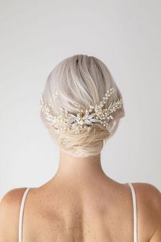 Romantic and feminine this blossoming bridal hair comb will add a botanical beauty to your up-do.It’s crafted in a light gold finish, with brushed metal leaves, sprigs of faux pearls, and accented with hints of crystals.Set on flexible wire, allowing the design to be shaped to perfectly suit your up-do.DetailsLength 26cmWidth 7-8cmPerfectly Packaged in our custom white gift box. Rose Gold Bridal Headpiece, Pearl Bridal Hair Comb, Pearl Bridal Hair, Gold Bridal Hair Comb, Bridal Hair Combs Pearl, Pearl Bridal Headband, Wedding Hair Piece, Hair Comb Bridal, Wedding Hair Comb