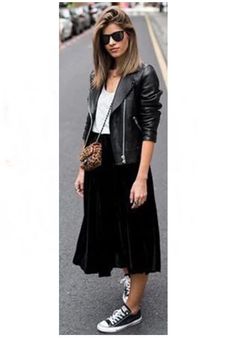 Midi Skirt With Sneakers, Pleated Skirt Outfits, Skirts With Sneakers, Vetements Shoes, Tops Outfit, Rok Outfit, Midi Skirt Casual, Skirt And Sneakers, Elegante Casual