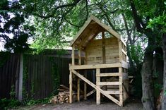 a tree house made out of wooden pallets