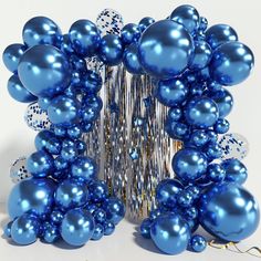 a bunch of balloons that are in the shape of a frame