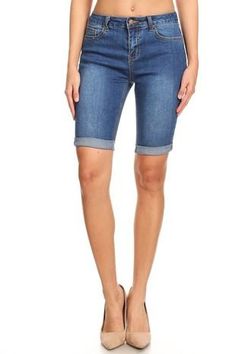 Highrise, distressed, roll up Bermuda’s. Stretchy. Small 2-4 Medium 6-8 Large 10-12 Denim Bermuda Shorts Outfit, Bermuda Shorts Outfit, Shorts Outfits Women, Modern Vintage Fashion, Cute Shorts, Biker Shorts, Shorts With Pockets, Outfit Idea, Roll Up