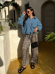 #jeans #leopard #trends #fashiontrendsoutfits #fashion #style #stylegoals #styleideas #aesthetic #icon Denim And Leopard Outfit, Leopard Jeans Outfit Winter, Tiger Pants Outfits, Fashion Outfits 2024 Trends Spring, Leopard Pants Outfit Summer, Leopard Trousers Outfit, Leopard Jeans Outfit 2024