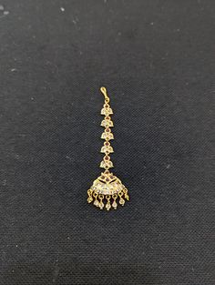 Micro gold polished CZ stone Maang Tikka. Chandbali design Traditional Tikka. Please allow some variation in color. Length from hook: 3.5 inches. Width: 1 inches. Base material is made of copper alloy. Maang Tikka Bridal Gold, Gold Maang Tikka Designs, Maang Tikka Bridal, Bridal Tikka, Nethi Chutti, Indian Jewelry Traditional, Tikka Indian Jewelry, Maang Tikka Design, Tikka Designs