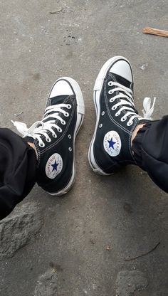 Mens Winter Boots Fashion, Converse Ideas, Trendy Outfits Jeans, Boys Converse, Shoes Wallpaper, Trendy Shoes Sneakers, Sneakers Converse, Vintage Black Glamour