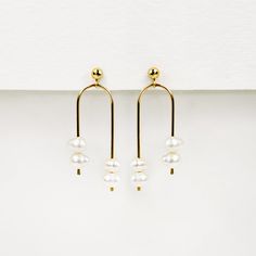 The embodiment of style, Arca is bound to keep things interesting. These asymmetric show-stoppers walk the line of elegance and modernity without breaking a sweat. The sway and movement of each arch highlight the hand-selected organic freshwater pearls for a timeless yet edgy appeal. Slip these on, and you'll feel like the main character in every room you enter. The cultured pearls in our Pura Collection are carefully hand-selected from freshwater oysters and mussels for their beautiful organic Elegant Pearl Jewelry, Walk The Line, Indian Jewelry Sets, Jewelry Lookbook, Broken Chain, Everyday Jewelry, Cultured Pearls, Metal Chain, The Line