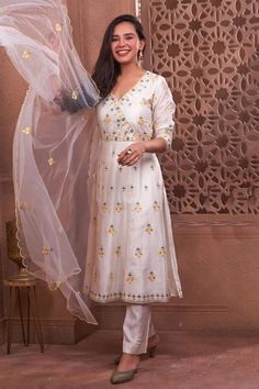 Shop for GEETIKA JAIN White Floral Hand Embroidered Anarkali Set for Women Online at Aza Fashions Organza Anarkali, Scalloped Dupatta, Chanderi Anarkali, White Anarkali, Embroidered Anarkali, White Kurta, Organza Dupatta, Embroidered Neckline, Silk Dupatta