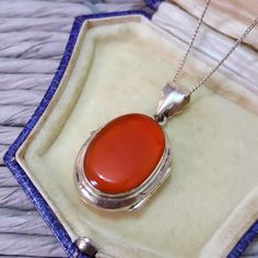 Beautiful sterling silver necklace with 18" chain (46cm) marked 925 ,the locket measures 3.4cm x 1.8cm, sleek oval shape set on front with red agate gemstone, very elegant Hallmarked 925, in very good condition Weight 7. 2gr All gemstones have been fully tested All silver has been fully verified Jewellery box is for presentation purposes only Red Oval Hallmarked Necklace, Antique Carnelian Necklace For Gift, Red Locket Necklace For Formal Occasions, Vintage Locket, Vintage Lockets, Red Agate, Necklace Vintage, Agate Gemstone, Locket Necklace