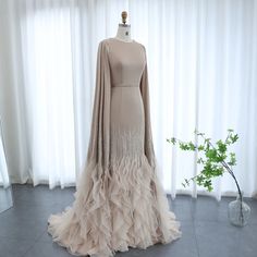 Sehen Sie umwerfend aus in unserem Dreamy Vow Luxury Abendkleid. Mit seiner Meerjungfrauen-Silhouette, den Cape-Ärmeln und den Stufenrüschen strahlt dieses Kleid Eleganz und Luxus aus. Dieses Kleid ist perfekt für Hochzeiten und Partys und wird Ihnen das Gefühl geben, eine Meerjungfrauen-Prinzessin zu sein. Lassen Sie sich dieses atemberaubende Stück nicht entgehen. Dresses With Cape Sleeves, Nude Evening Dresses, Simple Evening Dress, Arabic Women, Yellow Evening Dresses, Silver Evening Dress, Grey Evening Dresses, Champagne Evening Dress, Hands Photos