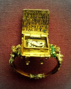 Inside the ring is a legend and a "memento-mori", possibly Flemish mid 16th c. Museum Jewelry, Historical Objects, Momento Mori, Historical Jewellery, Medieval Jewelry, Royal Jewels