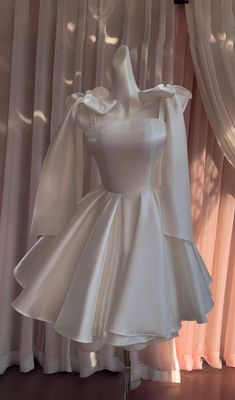 Bow Gown Design, White Dresses For Birthday, Dresses With Bows In The Back, Short Dresses Aesthetic, Dress Ideas For Birthday, White Dresses Simple, Birthday Style Dresses, Birthday Looks Outfit, White Dress For Birthday