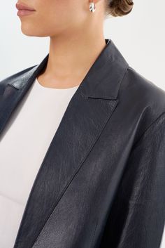 Laissez-vous séduire par l'élégance intemporelle du blazer en cuir QUIRINA, un ajout essentiel à toute garde-robe distinguée. Conçu avec un col à pointe et orné de poches à rabat classiques, ce blazer dégage sophistication et polyvalence. Sa construction non doublée garantit une sensation de légèreté, idéale pour traverser les saisons de transition avec aisance. Associez-le facilement avec un jean et un tee-shirt pour un ensemble discret mais chic, ou adoptez une allure professionnelle raffinée Elegant Outerwear With Suit Collar For Semi-formal Occasions, Sleek Structured Blazer For Semi-formal Occasions, Tailored Sleek Blazer Dress With Suit Collar, Sleek Tailored Blazer Dress With Suit Collar, Sleek Notch Lapel Blazer Dress For Business, Luxury Tailored Leather Jacket For Semi-formal Occasions, Elegant Tailored Blazer With Suit Collar, Sleek Leather Jacket With Concealed Placket For Office, Elegant Double-breasted Blazer For Work