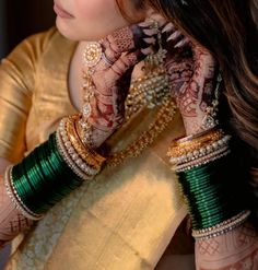 Bangles For Bride Indian Weddings, Bride Bangles Indian Bridal, Choora Bangles Bridal, Dusky Skin Makeup, Wedding Bangles Indian, Bride Bangles, Bangle Ceremony, Bridal Jewellery Inspiration, Wedding Jewelry Sets Bridal Jewellery