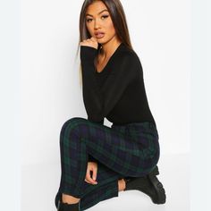 Elevate Your Wardrobe With These Stunning Boohoo Plaid Pants. The Trousers Come In A Slim Fit With A High Rise Waist, Making Them Perfect For Any Occasion. The Side Zip Closure Adds A Touch Of Modernity To The Design, While The Pleated Front Gives A Classic Touch. Made Of Lightweight Polyester Twill, These Pants Are Perfect For Travel, Weddings, Parties, And Even Workwear. The Multicolor Plaid Pattern Adds A Pop Of Color To Your Outfit, And The Slimming And Crop Features Enhance Your Silhouette. Green Plaid Pants Outfit, Green Plaid Pants, Plaid Pants Outfit, Fall Winter Wardrobe, Jumpsuit Trousers, Plaid Pants, Women's Wardrobe, Pants Trousers, Pants Outfit