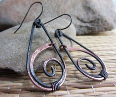 Wire Techniques, Copper Earrings Handmade, Hammered Copper Earrings, Diy Jewelry To Sell, Hammered Jewelry, Metal Jewellery, Bijoux Fil Aluminium, Copper Jewelry Handmade, Jewelry Wardrobe