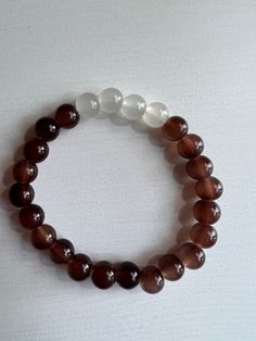 Stretchy handmade bracelet with brown and white glass beads. Brown Beads Bracelet, Casual Brown Handmade Beaded Bracelet, Brown Beaded Bracelet Gift, Handmade Brown Beaded Bracelet, Unique Brown Beaded Bracelets, White Beads Bracelet, Brown Bracelet, Bracelets Diy, Easy Diy Art