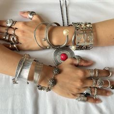 Maximalist Jewelry Outfit, Silver Maximalist Jewelry, Silver Chunky Jewellery, Chunky Silver Jewelry, Silver And Gold Jewelry Mixing, Silver Jewelry Stack, Silver Jewellery Aesthetic, Messy Jewelry, Jewelry Accessories Aesthetic