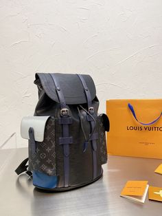 PRODUCT��DETAILS Includes Shipping bags, dustbag sleeper, care manual, booklet, tag. Mochila Louis Vuitton, Louis Vuitton Purses, Designer Handbags Louis Vuitton, Top Handbags, Evening Clutch Bag, Sierra Leone, Bags Designer Fashion, Exclusive Bag, Lv Bag