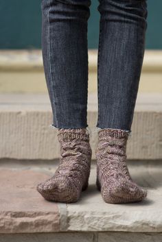 Dankbarkeit Sock Pattern mit einfachen grobstrick Zopf und DK Garn, machen für eine schnelle Zehen-up-Socke stricken, ideal für Geschenke oder gemütliche Haus Socken für Sie selbst. Dieses Strickmuster verwendet Judys Magic Cast-on-Methode und eine modifizierte Short-row-Ferse. Digital-PDF Größe: Erwachsene S/M/L/XL Passend für: Fußumfang: 8 (8,75, 9,5, 10,25)" / 20,5 (22,25, 24, 26) cm, einschließlich 0,75" negativer Leichtigkeit Fertige Maße: 18,5 (20,5, 22, 24) cm Fußumfang Garn: Wadenhohes 246 yds / 225 m DK Garn mit Nylon oder extra Zwirn, der Gauge erreicht. Musterstrick in Classic DK von Yarn Ink in Rustikal. Es ist wichtig, dass das Garn Nylon oder eine zusätzliche Drehung für die Haltbarkeit hat. Maschenweite: 22 Maschen = 4" / 10 cm Nadelstärke: Zwei Rundstricknadeln für den Fuß Sock Knitting Pattern, House Socks, Knitting Notions, Sock Knitting, Sock Knitting Patterns, Sock Patterns, Circular Needles, Dk Yarn, Tapestry Needle