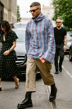 Men's Street Wear, Milan Fashion Week Men, Streetwear Mode, Mens Fashion Week, Mens Fashion Streetwear, Men Street, Mode Inspo, Fashion Week Street Style, 가을 패션