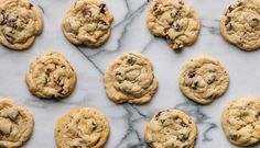 chocolate chip cookies laid out on a marble counter top with the words, cookies con chips de chocolate con leche