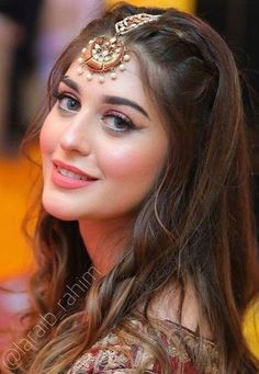 Hairstyles For Gowns, Pakistani Bridal Makeup, Victory Rolls, Bridal Makeup Images, Engagement Hairstyles, Pin Up Vintage, Open Hairstyles