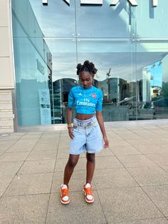 Football fashion, football jersey fit, streetwear, 2000’s outfit, arsenal girl, arsenal fit, styling jorts, jorts Demin Outfit, 2000’s Outfit, Football Fashion, Football Jersey, Teen Fashion Outfits, Football Jerseys, Teen Fashion, Arsenal, Outfit Ideas