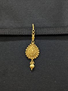 Please allow some variation in color. Length from hook: 3.5 inches. Width: 1.05 inches. Base material is copper alloy with light gold plating. Low height medium size Teardrop Tikka. Maag Tika Gold, Gold Tikka Designs, Papidi Billa Gold Designs, Nethi Chutti, Papidi Billa, Bengali Jewellery, Tikka Jewelry, Maang Tika, Mang Tikka