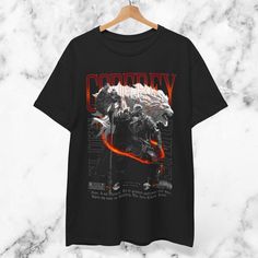 Zeige deine Liebe zu Elden Ring mit diesem stylischen Godfrey Streetwear-T-Shirt. Schau in unserem Shop vorbei für weitere tolle Designs! Wir nehmen Anfragen! Wenn Sie irgendwelche Designs haben, die Sie gerne sehen würden, schreiben Sie uns einfach eine Nachricht! ÜBER - Auf Bestellung mit direktem Textildruck hergestellt. - Bitte beachten Sie die Größentabelle in den Bildern. - Alle im Druckprozess verwendeten Tinten sind wasserbasiert und umweltfreundlich. - Bitte beachten Sie, dass die Bilde Malenia Elden Ring, Gifts For Gamers, Streetwear Shirts, Elden Ring, Dark Souls, Heavy Cotton, Halloween Shopping, Cotton Tee, Gender Neutral