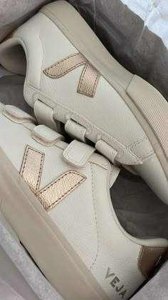 Outfits With Vejas Sneakers, Gold Veja Sneakers Outfit, Vejas Sneaker, Veja Sneakers Gold, Sneakers Inspo Women, Veja Recife Outfit, Gold Golden Goose