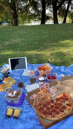 Ideas picnic Picnic Dates With Friends, Valentine Dates Ideas, Relationship Dates Ideas, Picnic Friends Ideas, Dates With My Boyfriend, Ideas Boyfriend Birthday, Picnic Ideas Date, Picnic Boyfriend Ideas, Picknick Date Ideas