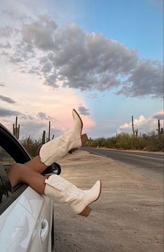 Foto Cowgirl, White Cowgirl Boots, Miley Stewart, Behind Blue Eyes, White Cowboy Boots, Cowgirl Aesthetic, Estilo Country, Western Aesthetic, Country Concerts