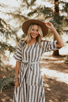 Elegant Summer Outfits, Church Outfits, White Striped Dress, Ladies Dress Design, Looks Vintage, Modest Dresses, Modest Outfits, Striped Dress, Modest Fashion