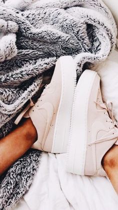 Photo Inspiration Beige Trainers, Comfortable Nike Shoes, Wallpaper Nike, Nike Air Force 1 Sage Low, Champion Sweater, Champion Sneakers, Tennis Shoes Outfit, Beige Sneakers, Womens Shoe