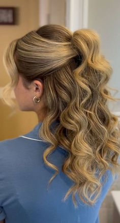 Prom Hairstyles Curled Hair, Half Up Half Down Waves Soft Curls, Casual Prom Hairstyles, Prom Hairstyles Long Blonde Hair, Hair Inspo For Formal, Country Music Hairstyles, Wedding Guest Hair Simple, Hairstyles From Front View, Soiree Hairstyles