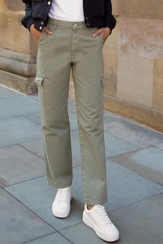 Elevate your everyday outfits with these straight leg cargo trousers from Threadbare, the perfect addition to your wardrobe. Regular fit with a button and zip fly, and a waistband with belt loops, these cargo pants have functional patch cargo pockets. Made from 100% cotton for that structured, utility detail, and finished with two side pockets and two back patch pockets for easy wear. Model Wears UK Size 8. Green Cargo Trousers, Cream Cargo Pants, Evening Trousers, Outfits Petite, Womens Khakis, Evening Tops, Green Cargo, Cargo Style, Cargo Pants Women