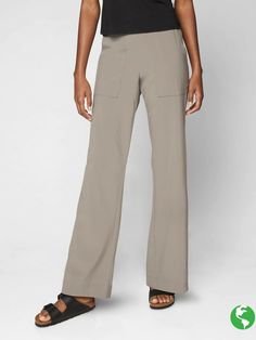 Athleta Chelsea Wide Leg Pant SIZE 12 Light Asphalt (FIRST PICTURE) NEW WITHOUT TAGS Fit & Sizing Semi-fitted, Mid-rise, Wide leg Skims over the body for a just-right fit, Sits two fingers below your navel Inseam: Regular: 31.5" Petite: 29.5" Tall: 34.5" PRODUCT DETAILS The ultimate travel companion for every adventure with wrinkle-resistant, recycled Featherweight Stretch™ fabric that gives you built-in breathable sun protection (it's UPF 50+) and great pockets for stashing necessities on the g Confident Women, Two Fingers, Travel Wardrobe, Fitness Studio, Wide Leg Pant, Athleta Pants, Fitness Lifestyle, Lifestyle Brand, Work Outfit