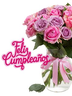 pink and purple roses in a clear vase with the words felir cumpleanos